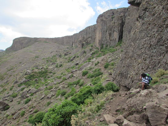 Wir gehen weiter, immer der Felswand entlang.
