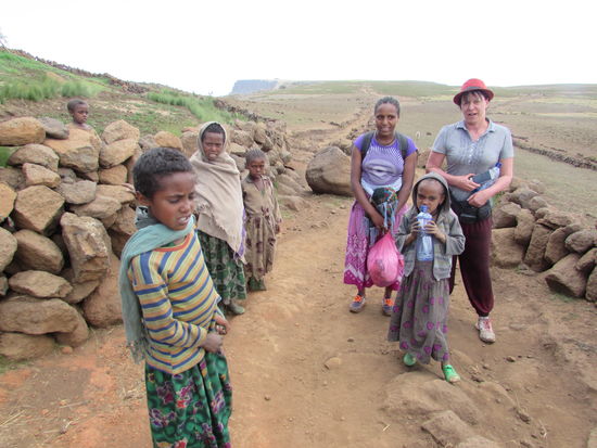 Diese Kinder freuen sich über eine leere Wasserflasche. Diese werden sie benutzen, um künftig ihr "Trinkwasser" mit zum Acker zu nehmen.