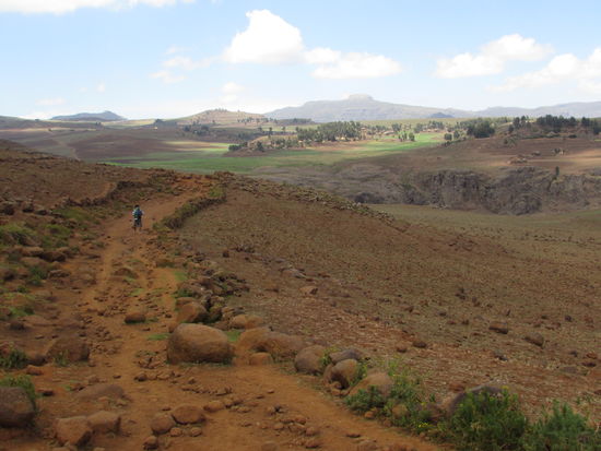 Vorbei an Ackerflächen geht es Richtung dem Dorf, in dem wir die nächste Nacht verbringen werden. Wir können die Tukuls, so heißen die Hütten, schon in der Ferne sehen.