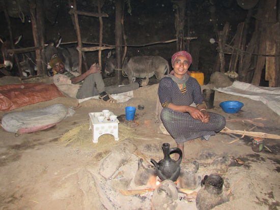 Kaum sind wir angekommen, werden wir von unseren Gastgebern freundlich mit einem Kaffee begrüßt.. Der Kaffee wird am offenen Feuer bereitet und die gesamte Familie samt uns hocken im Kreis drumherum.