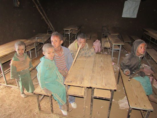 Wieder kommen Kinder angerannt, denn es hat sich herum gesprochen das wir da sind.. Wir schenken ihnen Stifte und Bonbons. Da ist die Freude groß.