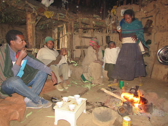 Dann kommen wir an der Hütte des Vaters unseres Gastgebers vorbei und wieder werden wir auf einen Kaffee eingeladen. Die ganze Familie ist da und wir mitten drin .