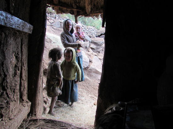 Die kleinen Mädchen zeigen uns spontan den Schultertanz