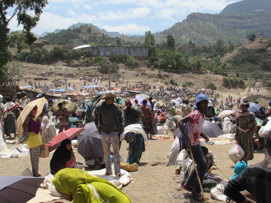 So weit das Auge reicht Menschen die ihre Ware anbieten.