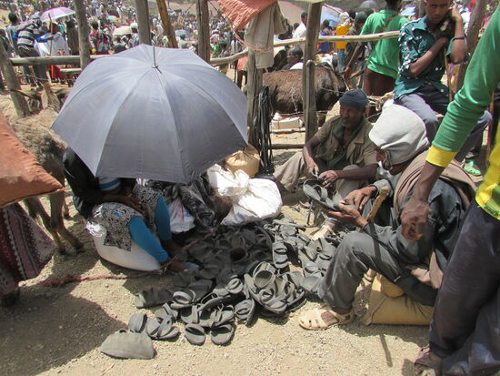 Sandalen aus Autoreifen hergestellt