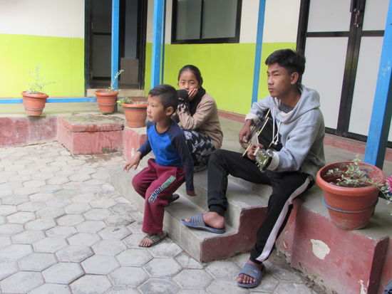 Deelip spielt wunderschöne Lieder und hat eine tolle Stimme.