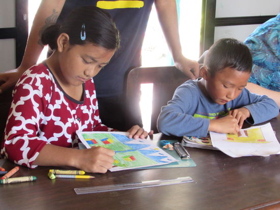 Purpu malt ein schönes Bild für ihre Patin (links). Auch Sabin ist ganz vertieft bei der Sache.