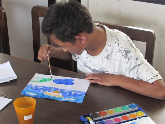 Die mitgebrachten Tuschkästeñ kommen gut an. Das ist Ananda.