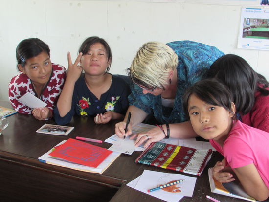 Die großen Mädchen schreiben Postkarten an diverse Sponsoren um DANKE für all die Hilfe zu sagen.