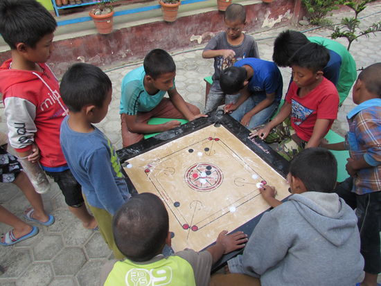 Der Nachmittag wird mit Spielen verbracht.
