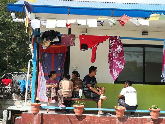 Überall hängt die Kleidung zum trocknen.