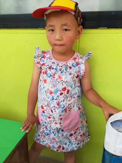 Sie hat sich mit Hilfe der großen Mädchen chic gemacht.