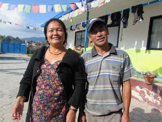 Didi und Dei unterstützen Tsering bei der vielen Arbeit. Sie sind sehr herzlich.