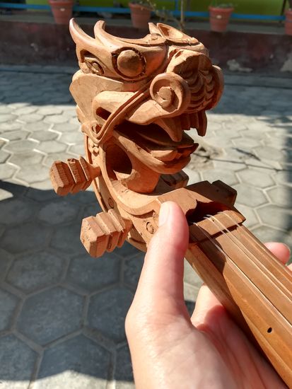 Ein Instrument mit aufwendigen Schnitzereien.