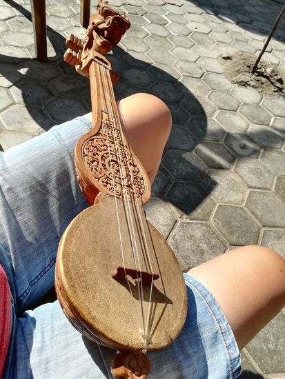 Eine Dhamning. Sie ist mit Schaf Haut bespannt.