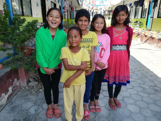 Diese fünf kommen aus einer entfernten Berg Region und können daher ihre Familien nicht besuchen.