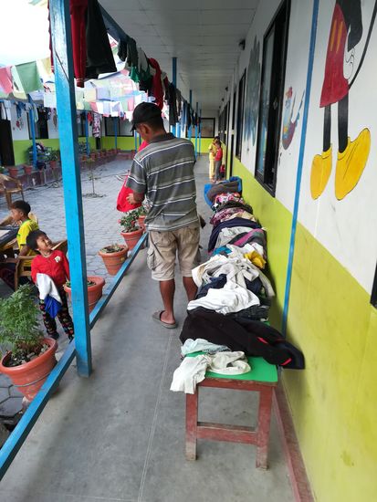 Die Wäsche ist trocken und wird verteilt.