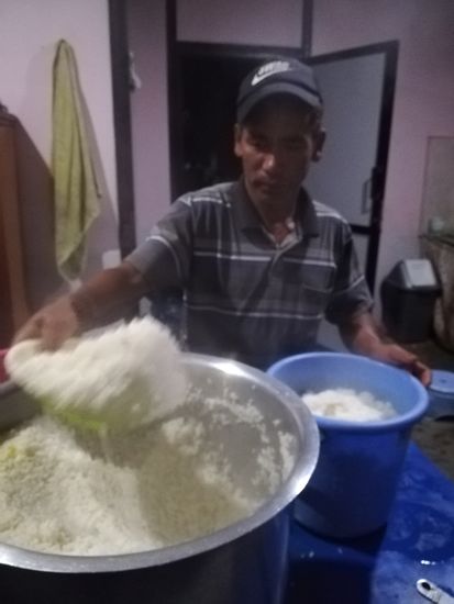 Zum Abendessen gibt es Reis und Gemüse.