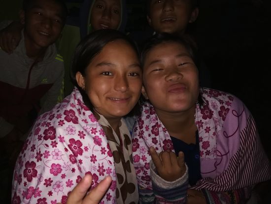 Dann ist wieder Open air Kino angesagt. Die Kinder kuscheln sich in Decken ein, denn es wird kühl.