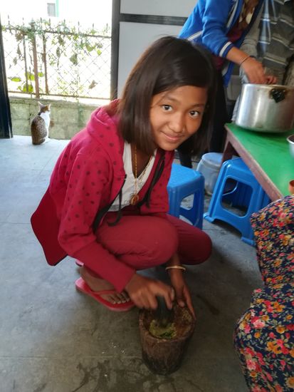 Anjurana hilft in der Küche.