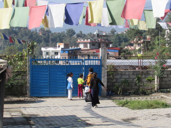Wieder treten einige den langen Weg in ihre Heimatdörfer an.