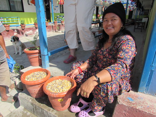 Mais und Sand in einen Topf, Wasser dazu und mit einer Plastiktüte einwickeln. Dann ab in die Sonne.