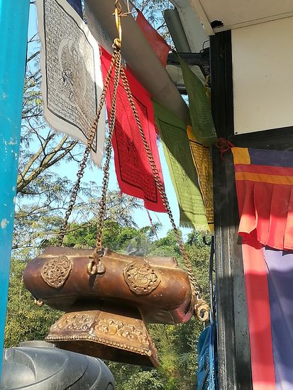 Der Geruch von Weihrauch liegt in der Luft.