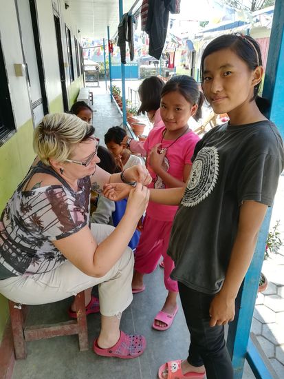 Der Schmuck wird sofort angelegt.