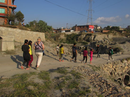 Weiter geht's durch den ewigen Staub der Straßen.