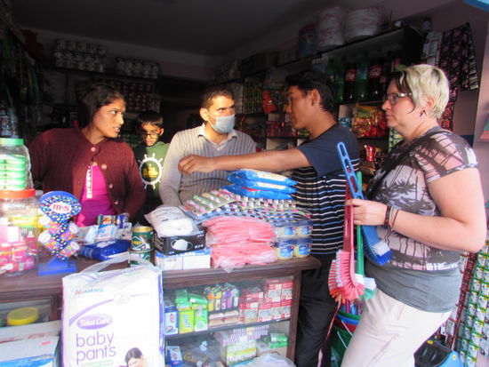 Der Shop Besitzer freut sich über unseren Einkauf.