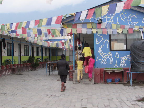 Geschafft. Ich hatte während der ganzen Strecke rechts und links ein Kind an der Hand. Sie suchen die Nähe und werden immer vertrauter.
Auch zur Nacht kommen sie und umarmen uns herzlich.  Good night, sleep well.