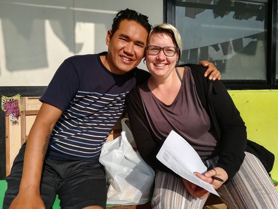 Sylvia und Tsering besprechen noch ein paar offene Fragen.