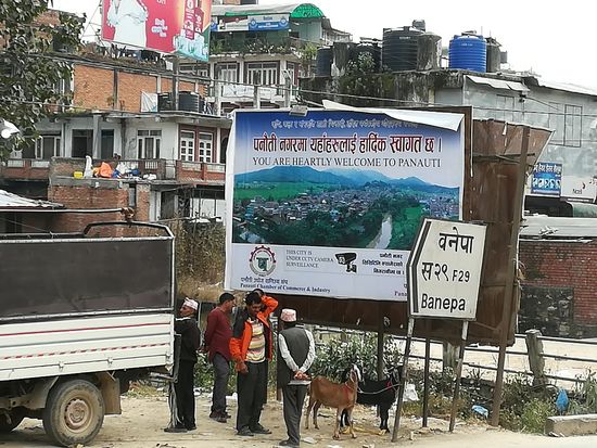 Panauti liegt südöstlich von Kathmandu. Da alle Nepalesen das Festival feiern, ist auf den Straßen deutlich weniger Verkehr. An einigen Stellen konnten wir sehen, wie Ziegen geschlachtet worden sind. Das sind die Opfergaben für die Göttin Durga. Zum Glück wird das Fleisch auch gegessen. So ist das massenhafte schlachten der Tiere anlässlich des Festivals nicht völlig sinnlos.