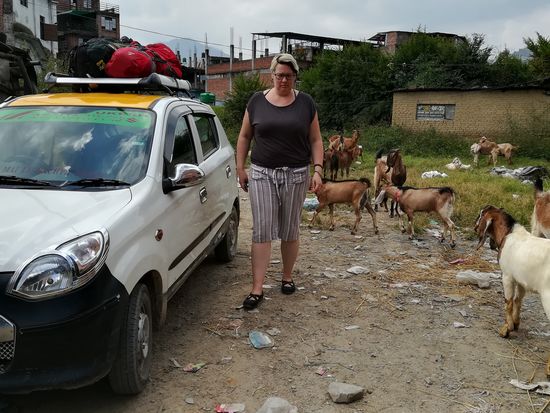 Wir warten auf Tsering, er kommt mit dem Motorrad nach. Auf dem Weg hat er den Wohnungsschlüssel von Hans besorgt.