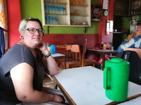 Ehe es zur Wohnung und Waisenhaus weiter geht, essen wir noch eine Kleinigkeit.