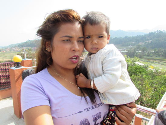 Sabina hilft im Waisenhaus. Sie hat zwei eigene Kinder, die auch hier leben. Ein weiteres Kind hat sie adoptiert.