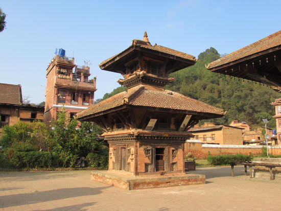 Neben der großen Pagode sind einige kleine zu sehen.