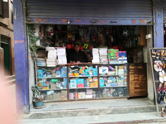 Erinnerungen..... hier haben wir bei unserer ersten Reise nach Nepal, vor über zwei Jahren, Stapel an Hefte und Stifte für die Waisenkinder gekauft.