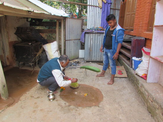 Die Opfergabe für die Göttin Durga wird vorbereitet. Das Tieropfer wurde improvisiert - Zucchini mit vier Holzbeinen und Hörnern.