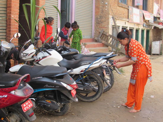 Im Ort können wir beobachten, wie selbst die Fahrzeuge geschmückt und gesegnet werden.