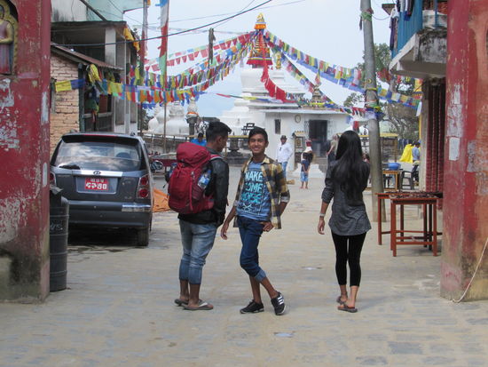 Ein paar Schritte weiter sehen wir schon die Stupa.