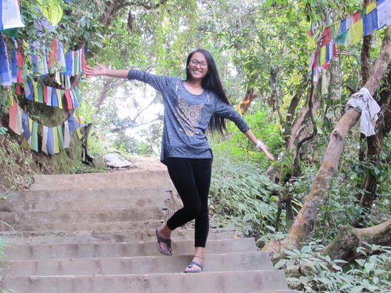 Die vielen Stufen führen hinauf zum Kloster. Rechts und links hängen unzählige Gebetsfahnen.