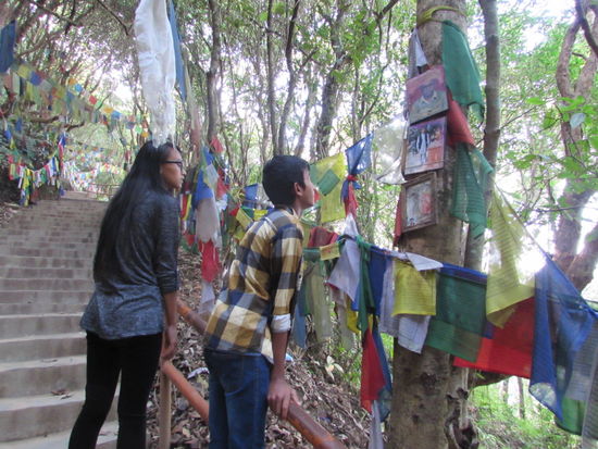 Binu und Nabin erklären,  das die Fotos Bilder von Verstorbenen sind.