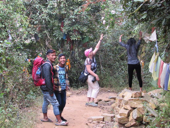 Binu will unbedingt eine Blume pflücken.