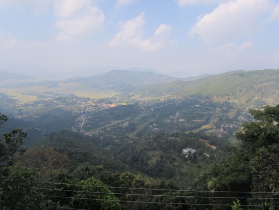 Irgendwo da unten liegt Panauti. Leider ist es diesig und die hohen Berge zeigen sich nicht.