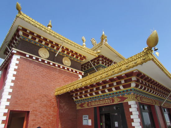 Hier blicken wir durch ein Gitterfenster auf eine riesige goldene Boudha Figur - ein wahnsinnig fesselnder Anblick. Fotografieren ist leider verboten.