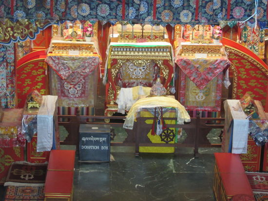 Im Inneren könnte man Tage verbringen, so ergreifend schön und farbenfroh.