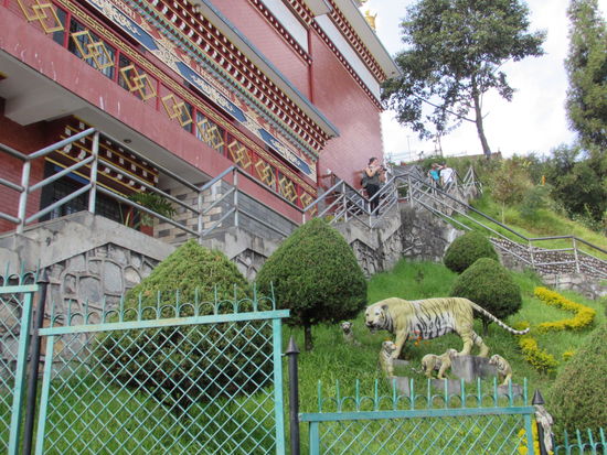 Der Überlieferung zufolge sah einst ein Mann mit der Inkarnation Boudha an diesem Ort eine Tigermutter mit ihren Kleinen. Sie waren kurz vor dem verhungern und er bot sich zum Fraß. Deshalb ist dies nun ein heiliger Ort.