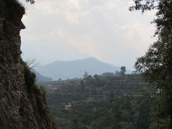 In der Ferne deutet sich die hohen Berge an.