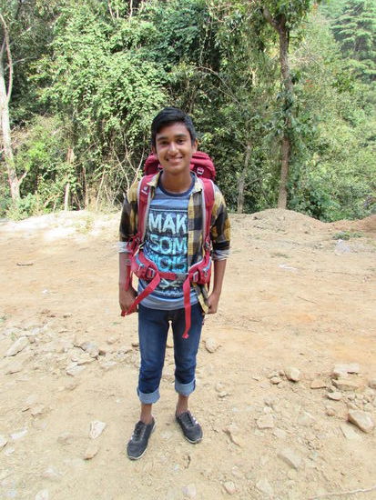 Nabin trägt freiwillig den Rucksack.